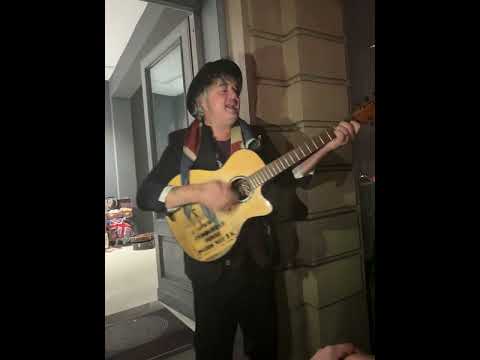 Peter Doherty singing in front of his exhibition at janinebeangallery Berlin
