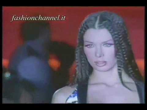 ANGELIKA KALLIO CATWALK VERSACE SPRING SUMMER (MILÁN) 1993.
