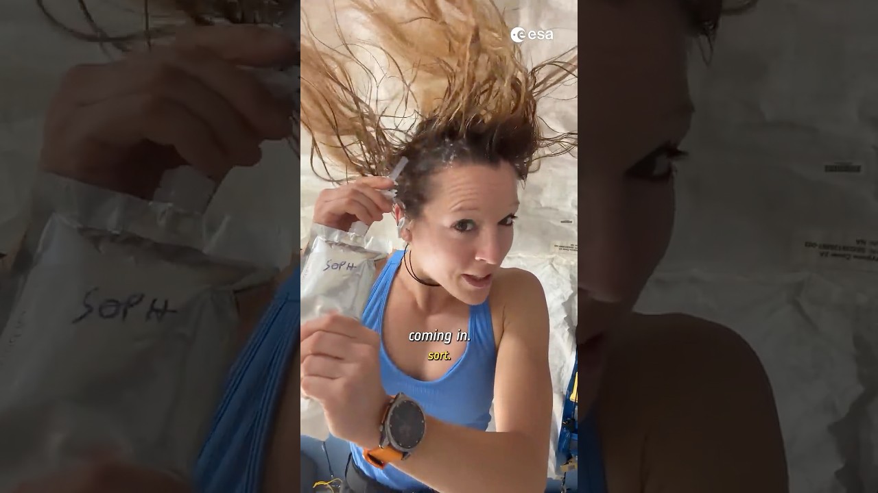 How Sophie washes her hair in space 🚿