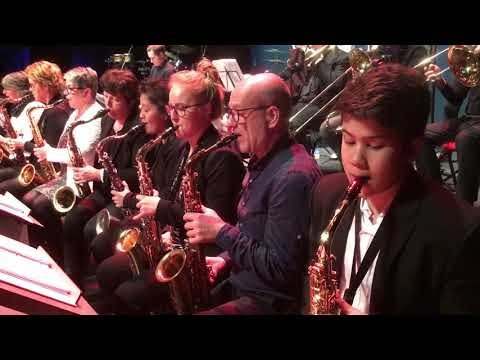 MUZIEKSCHOOL BIGBAND SPEELT 'EYE OF THE TIGER'