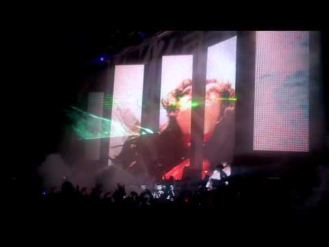 Zoukout 2011 - Armin playing AVB ft. Sophie Ellis Bextor - Not Giving Up On Love