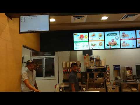 Vista interna do aeroporto McDonald's