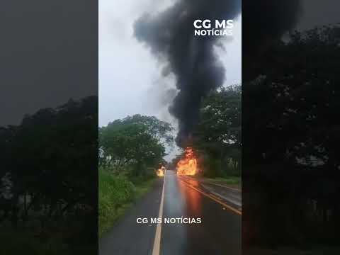 A carreta de combustível, tombou e explodiu no trecho entre São Luís de Montes Belos e Israelândia,