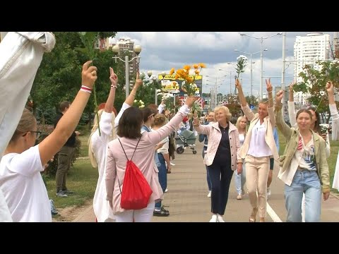 Belarus: Mit weißen Blumen und Ballons gegen die Staatsgewalt | AFP