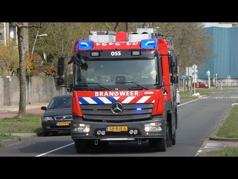 Prio 1 TS 21-3131, HW 21-3151 en HW 21-3951 met spoed naar verschillende meldingen in Oss.