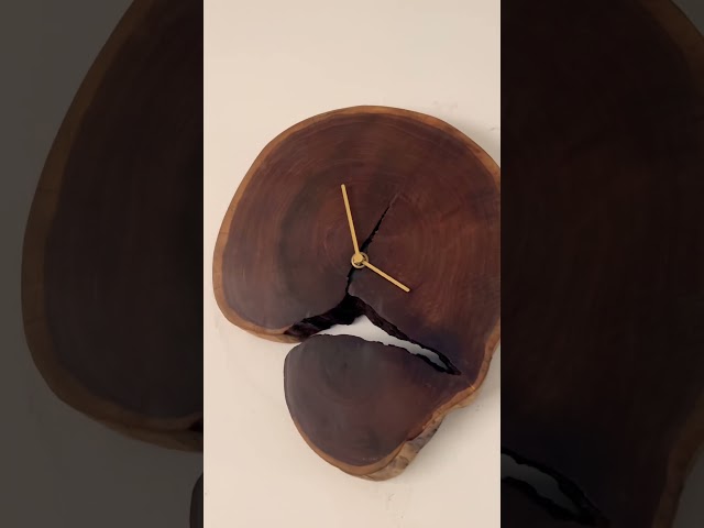 Vídeo relacionado con Helsinki - Reloj de pared de madera, redondo, silencioso, sin garrapatas, estilo rústico, de madera, redondo, fácil de leer, para el hogar, oficina, reloj escolar, de 10 pulgadas