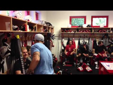 Ankunft Wayne Simmonds und Chris Stewart in der Manschaftskabine der Eispiraten