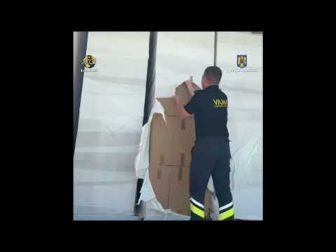 Grup infracțional specializat în contrabandă cu țigări, transfrontalier, destructurat în cadrul operațiunii JUPITER | Gruparea era constituită pe două paliere, de aprovizionare și de distribuție | Fabrica clandestină a fost descoperită în Italia | 9 percheziții domiciliare au fost efectuate în județele Arad și Timiș, două persoane fiind reținute