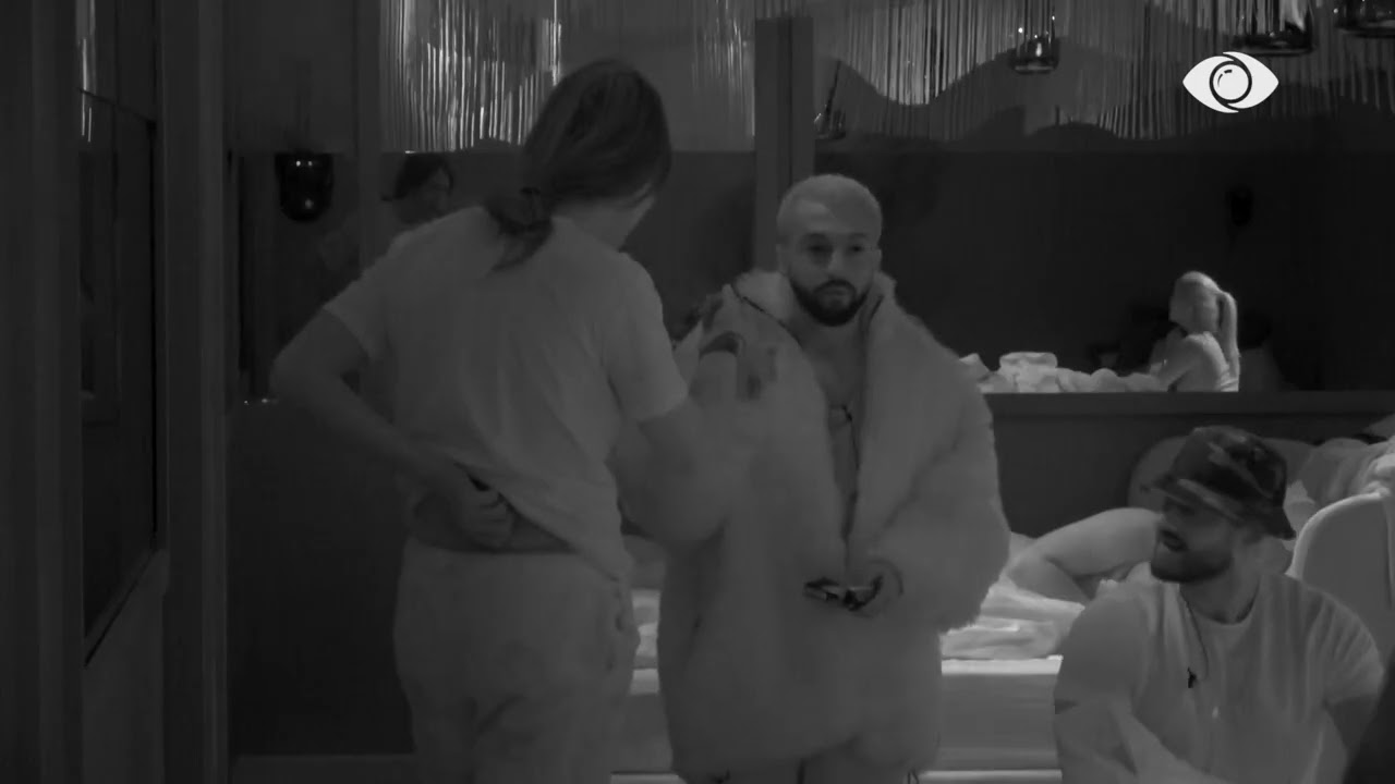 “Ku e ke vendin që fle?!”/ Amber debaton me Gjestin: Ik fli në sallon, nuk ke vend këtu