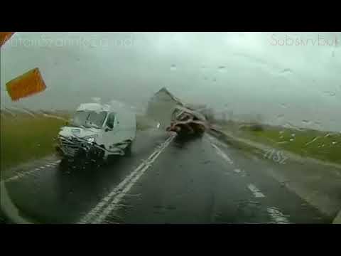 DK 11 wiatr zdmuchnął przyczepę