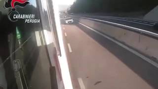 L'inseguimento del suv rubato da un 15enne: il momento dello speronamento di un'altra auto