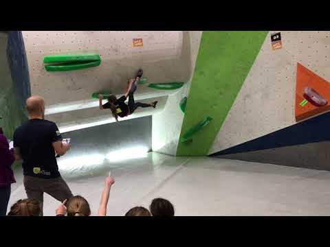 Boulderkid Lina bei den offenen rheinland-pfälzischen Bouldermeisterschaften im RockTown Kaiserslau