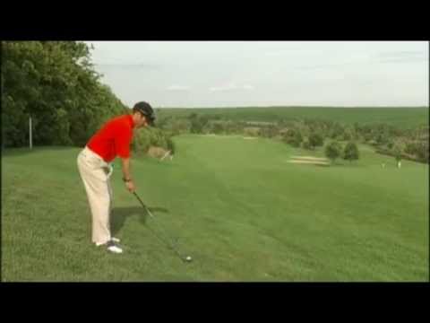 Golf Training Hanglage: Stand über dem Ball