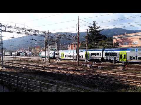 Treni in transito alla stazione di Sestri Levante