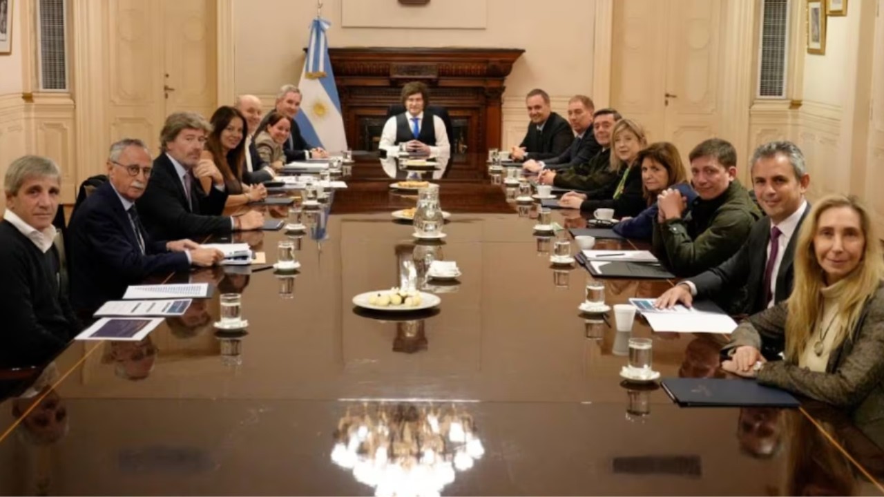 ADORNI BLINDADO: MILEI ENCABEZÓ LA REUNIÓN DE GABINETE CON ÉL A SU LADO