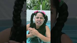 BEBÉ LE HACE NADAR A LA MUÑECA 👶😂 #humor