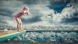 Συγχρονισμένη κολύμβηση ανάμεσα σε πλαστικά Title