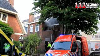 preview picture of video '112actueel Bussum -  Man wordt uit brandend huis gehaald'
