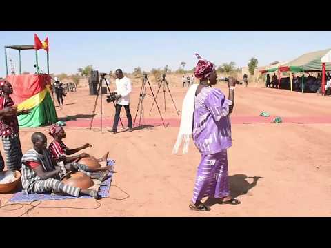 La cantatrice Azéta Ouédraogo de Gourcy en pleine prestation