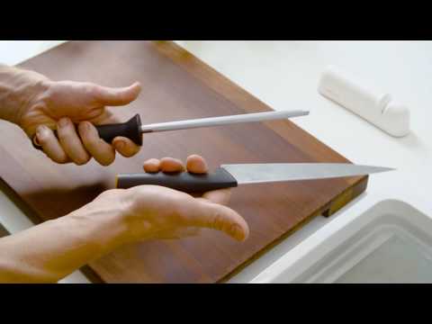 Fiskars "Essential" penkių peilių rinkinys su dėklu video