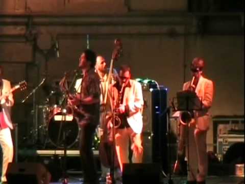 The Red Wagons with Sax Gordon Beadle - The Hustle is on.wmv