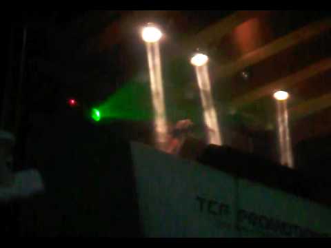 Super 8 & Tab playing 'Elektra'