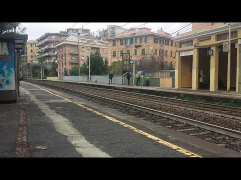 655 521 cargo con carri eanos in transito a Genova Sturla