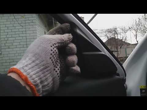 Разбераем водительскую дверь,вынимаем стекло и снимаем зеркало зад.вида Volvo C30 2009г.в