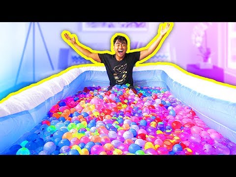 1000多個水球在一個游泳池裡! (1000+ WATER BALLOONS IN A POOL!)