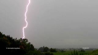 preview picture of video 'Heftiger Blitzeinschlag - huge lightning bolt !'