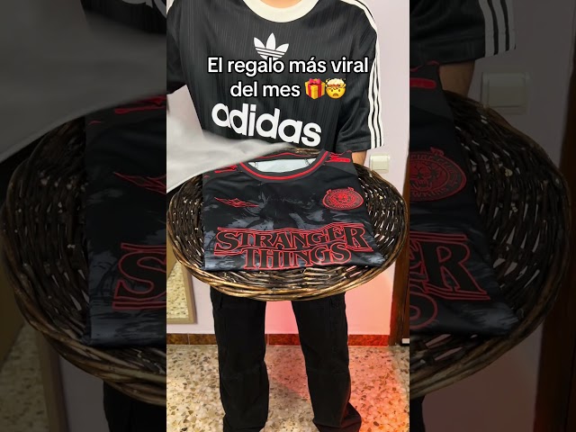 Vídeo relacionado con Stranger Things Hawkins Middle School AV Club Camiseta