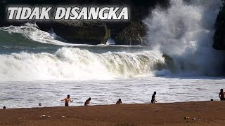 Download lagu PANTAI SELATAN NGAMUK, GELOMBANG TINGGI SAPU PENGUNJUNG SAAT BERENANG mp3