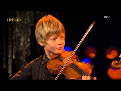 Czardas. 11 år gamle Joakim Røbergshagen spiller sammen med Arve Tellefsen hos NRK Lindmo.