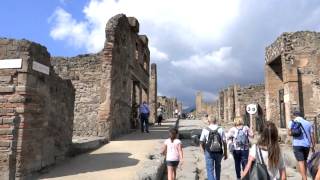 preview picture of video 'Pompeii, Italy - tour of the town destroyed by Mount Vesuvius'