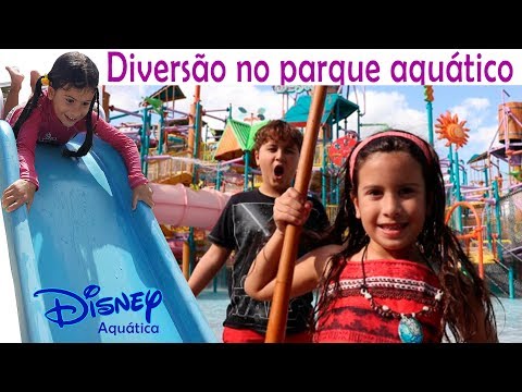 CRIANÇAS BRINCANDO NA PISCINA COM PLAYGROUND NO PARQUE AQUATICO DA DISNEY