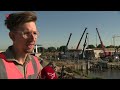 Vier kranen hijsen Roggebotbrug op zijn plek