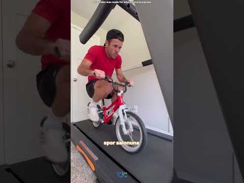 Bu çocuk yeni bisikletiyle evin her yerinde dolaşıyor ve ayaklarını yere hiç basmıyor 🙃