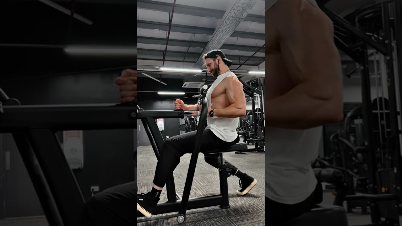 Single Arm machine Rows - Lats