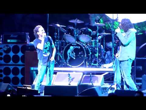 Pearl Jam - Hunger Strike with Chris Cornell - Universal City (October 6, 2009)