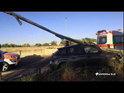 03 Agosto 2022   Lecce   Auto contro guardrail, Miracolati due occupanti
