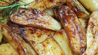 תפוחי אדמה בתנור מהירים וטעימים טבעוניVegan Potatoes in the oven are quick (ליהי קרויץ - מטבח בקלי קלות) - התמונה מוצגת ישירות מתוך אתר האינטרנט יוטיוב. זכויות היוצרים בתמונה שייכות ליוצרה. קישור קרדיט למקור התוכן נמצא בתוך דף הסרטון