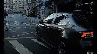 右黑車硬鑽！（檢舉失敗）