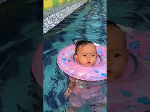 Bayi berenang