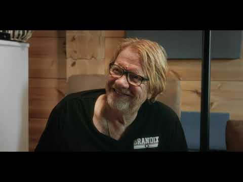 HELA & SILVENNOINEN KANELIPUUN ALLA - Tribute to Heikki Silvennoinen