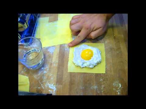 Raviolone ricotta e spinaci con tuorlo fondente