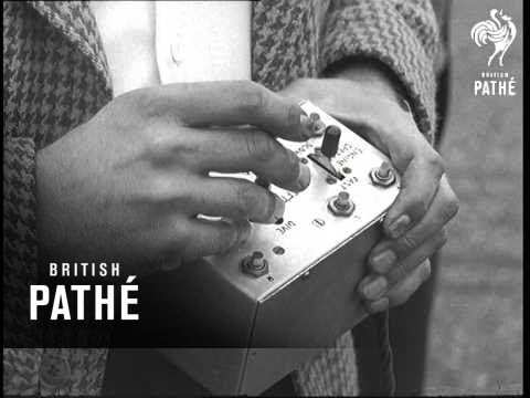 Testpiloten beurteilen Modellflugzeugschau (1956)