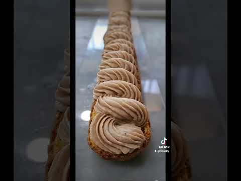 Flow with the music.Eclaire geant marron delicious 😋❤