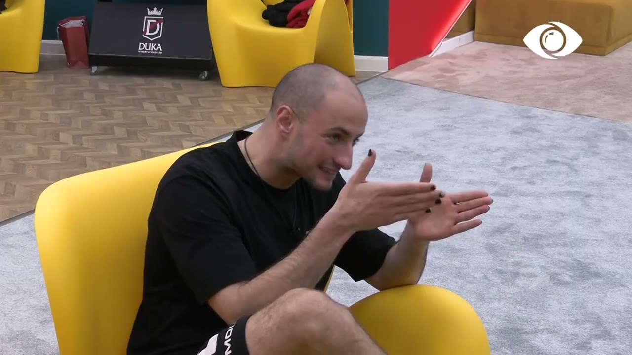 Armaldo ironizon Kristin: Substanca ekzistenciale…