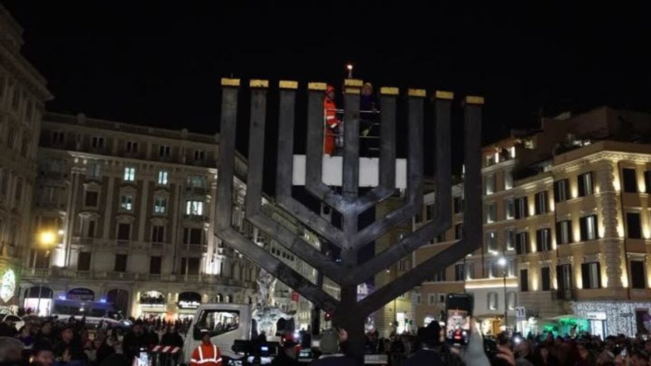 Accesa la Chanukkia' a Roma, Gualtieri: "Festa oscurata dall'orribile strage di Sydney"