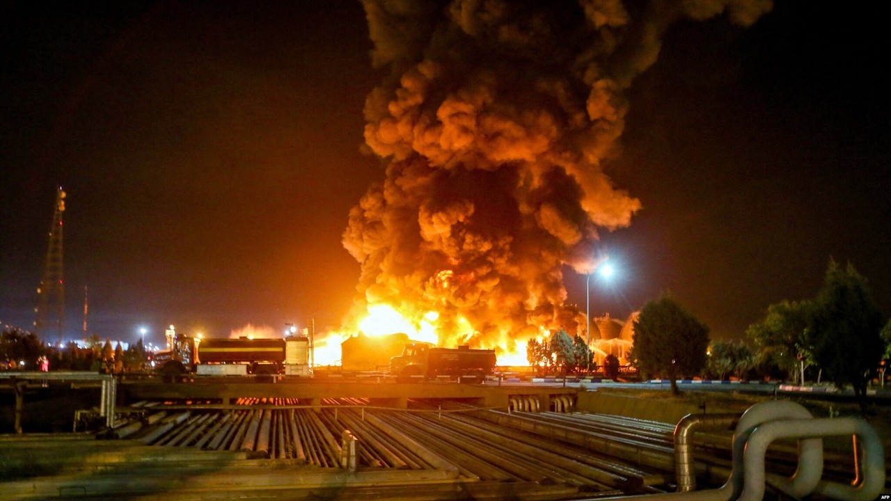 ILSKY OIL REFINERY ABLAZE AFTER UKRAINIAN DRONE ATTACK DEEP INSIDE RUSSIA || 2026